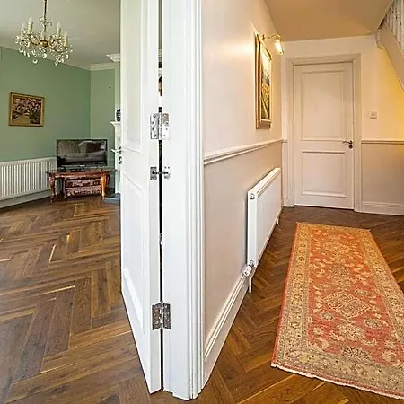 Five Ferns House 4*
